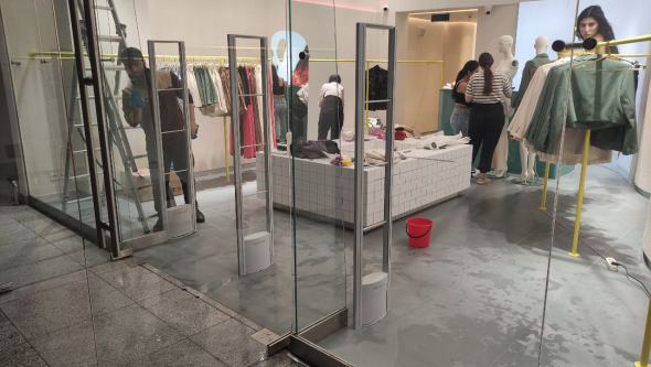 Магазин Poison Gal, г. Москва, ТРЦ Океания - проход 220 см