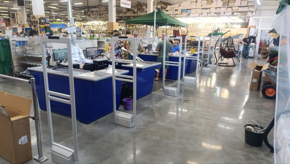 Гипермаркет Сом, Краснодарский край, г. Ейск, ул. Герцена 9 - несколько проходов с разной шириной