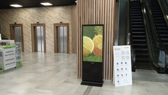 ТЦ Инфинити, г. Краснодар - установка рекламных экранов и сенсорных киосков
