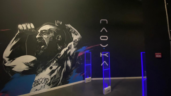 Киберспортивный клуб Colizeum, г. Москва - несколько проходов с разной шириной