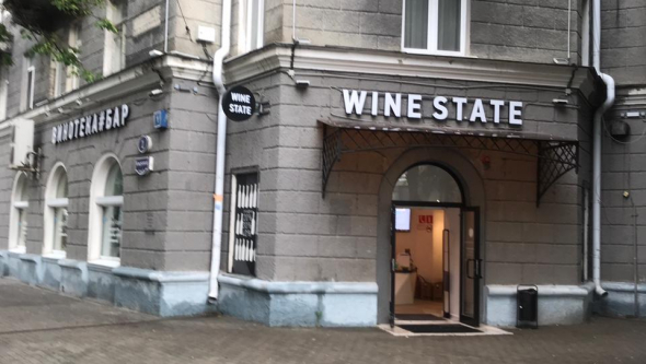 Своровали бутылку алкоголя стоимостью более 200000 рублей