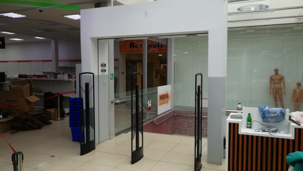 Магазин По Карману, г. Великие Луки, Псковская область, ТЦ Планета - проход 270 см