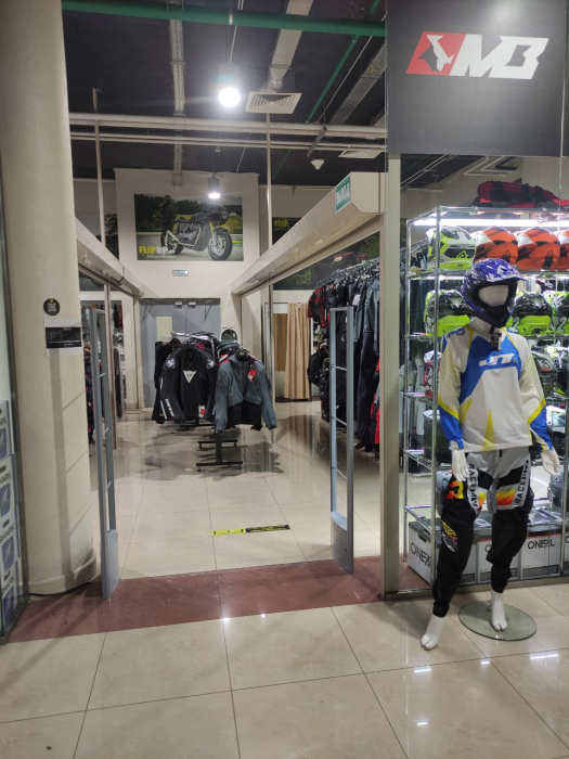 Магазин FLIPUP, г. Москва, ТЦ Формула X - 2 прохода по 200 см6