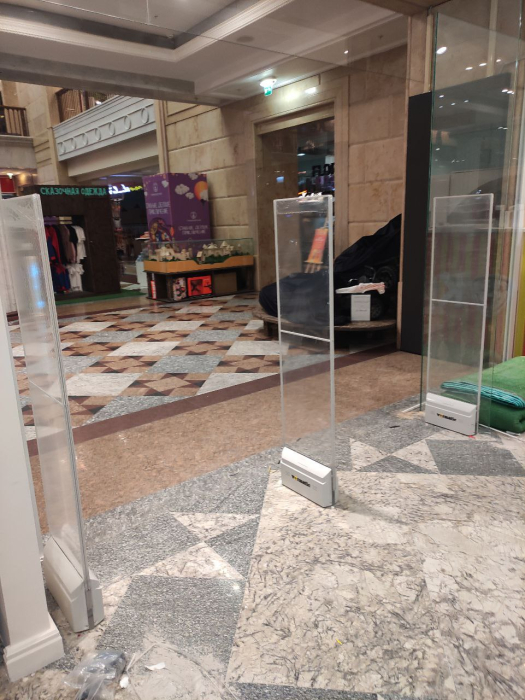 Магазин BY-SHOP, г. Москва, ЦДМ - несколько проходов с разной шириной0