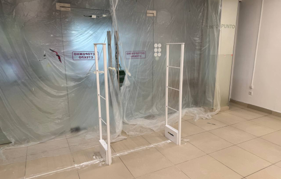 Магазин Black&White, г. Воронеж, ТЦ Атмосфера - проход 180 см