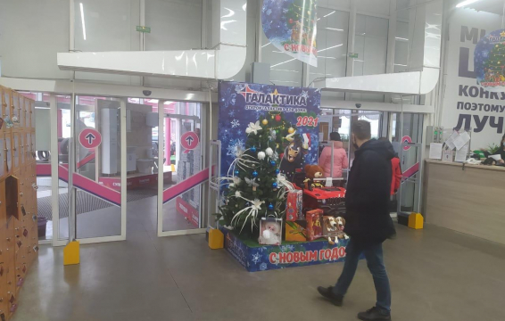 Гипермаркет Галактика, г. Донецк, Донецкая область - несколько проходов с разной шириной